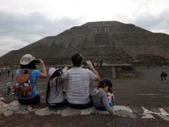 Turistas toman fotografías en Zona arqueológica. Fotografía: Henry Romero.