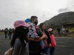 Familia de turistas en Zona arqueológica. Fotografía: Henry Romero.
