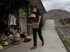 Comerciante en Zona Arqueológica. Turistas toman fotografías en Zona Arqueológica. Fotografía: Henry Romero.