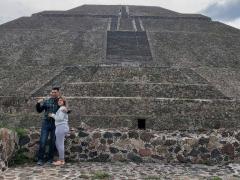 Pareja frente a pirámide del Sol en reapertura, Teotihucán. Fotografía: Facebook Teotihuacan en casa.