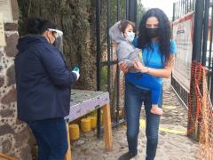Mujer ingresa con niño a la zona de monumentos con cubrebocas, Teotihucán. Fotografía: Facebook Teotihuacan en casa.