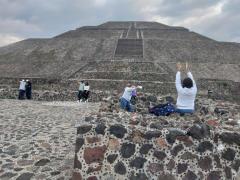 Personas frente a pirámide del Sol el día de la reapertura, Teotihucán. Fotografía: Facebook Teotihuacan en casa.