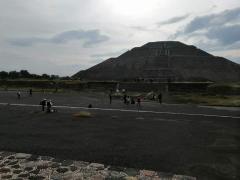 Comerciantes, medios de comunicación y visitantes en la Calzada de los Muertos, Teotihucán. Fotografía: Facebook Teotihuacan en casa.