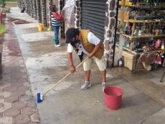 Comerciantes limpian sus locales para la reapertura, Teotihucán. Fotografía: Facebook Teotihuacan en casa.
