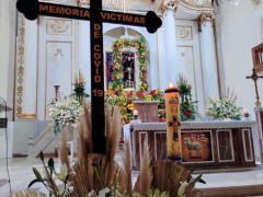 Cruz en honor a los fallecidos por COVID-19 en el altar de la Catedral. Fotografía: Cofradía del DIvino Redentor, Diócesis de Teotihuacán A.R.