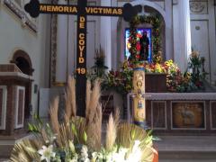 Cruz en honor a los fallecidos por COVID-19 en el altar de la Catedral. Fotografía: Jesús el Buen Pastor.