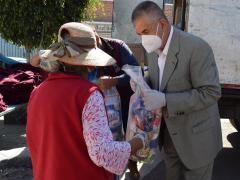Presidente municipal de Acolman entrega apoyos a adultos mayores en condición vulnerable. Fotografía: Facebook Gobierno Municipal de Acolman.