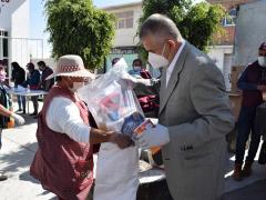 Presidente municipal de Acolman entrega apoyos a adultos mayores en condición vulnerable. Fotografía: Facebook Gobierno Municipal de Acolman.