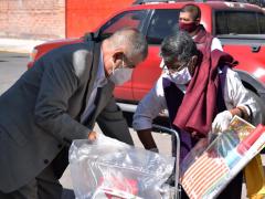 Presidente municipal de Acolman entrega apoyos a adultos mayores en condición vulnerable. Fotografía: Facebook Gobierno Municipal de Acolman.