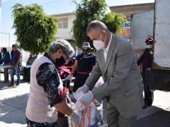 Presidente municipal de Acolman entrega apoyos a adultos mayores en condición vulnerable. Fotografía: Facebook Gobierno Municipal de Acolman.