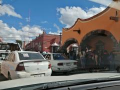 Caos vial y peatonal en la intersección de López Mateos y Guadalupe VictoriaI I, Colonia Centro, San Juan Teotihuacán. Fotografía: Isaías Hernández Rosales.