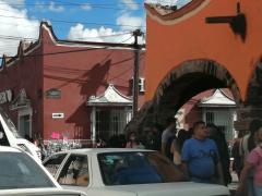 Caos vial y peatonal en la intersección de López Mateos y Guadalupe VictoriaI I, Colonia Centro, San Juan Teotihuacán. Fotografía: Isaías Hernández Rosales.