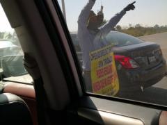 Operador de camión pide ayuda sobre autopista. Fotografía: Isaías Hernández Rosales.