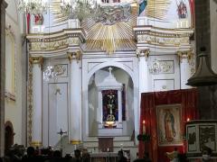 Interior de la Catedral durante la misa celebración virgen de Guadalupe, Catedral del Divino Redentor, Teotihuacán. Fotografía: Isaías Hernández Rosales.