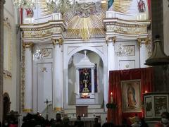 Interior de la Catedral durante la misa celebración virgen de Guadalupe, Catedral del Divino Redentor, Teotihuacán. Fotografía: Isaías Hernández Rosales.