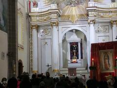 Interior de la Catedral durante la misa celebración virgen de Guadalupe, Catedral del Divino Redentor, Teotihuacán. Fotografía: Isaías Hernández Rosales.