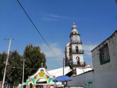 Iglesia adornada y con carpa, festejo virgen de Guadalupe, Chipiltepec, Acolman. Fotografía: Isaías Hernández Rosales.