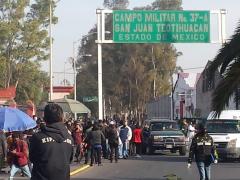 Fila frente al Cuartel Militar, San Juan Teotihuacán. Fotografía: Periódico Versión Teotihuacana.