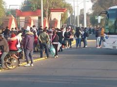 Fila frente al Cuartel Militar, San Juan Teotihuacán. Fotografía: Periódico Versión Teotihuacana.