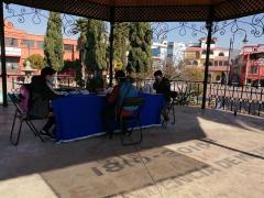 Jóven recibe su cartillas, módulo de San Martín de las Pirámides, Edomex.. 16/01/21. Fotografía: Isaías Hernández Rosales