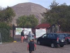 Lonas Aviso cierre en la puerta 5 de la ZAT. Fotografía: Facebook Teotihuacan en Casa.