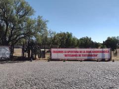Lona" Exigimos la apertura de la Zona Arqueológica, Artesanos de Teotituhuacán", puerta 1 ZAT. Fotografía: Alonso Rodríguez.