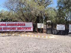 Lona "Abran la Zona Arqueológica, prestadores de servicios turísticos", puerta ZAT. Fotografía: Alonso Rodríguez.