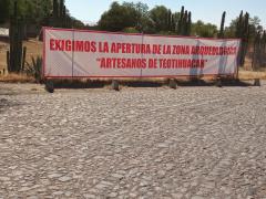 Lona" Exigimos la apertura de la Zona Arqueológica, Artesanos de Teotituhuacán", puerta 1 ZAT. Fotografía: Alonso Rodríguez.