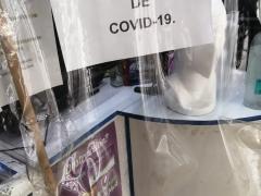 Anuncio "Pruebas rápidas de COVID-19", Farmacia “Del Sol", calle del Puente, Barrio de la Purificación, Teotihuacán, Edomex. Fotografía: Isaías Hernández Rosales.
