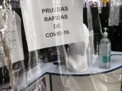 Anuncio "Pruebas rápidas de COVID-19", Farmacia “Del Sol", calle del Puente, Barrio de la Purificación, Teotihuacán, Edomex. Fotografía: Isaías Hernández Rosales.