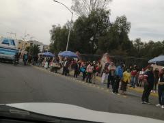 Aglomeración sobre Avenida Porfirio Díaz Reforma, además de los jóvenes y padres de familia, se puede observar a algunos vendedores ambulantes. Fotografía: Isaías Hernández Rosales