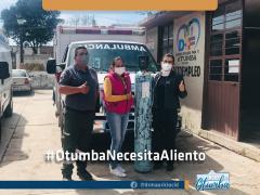 Hombre y una mujer con chaleco rosa reciben un tanque de oxígeno. Fotografía: Gobierno de Otumba. 