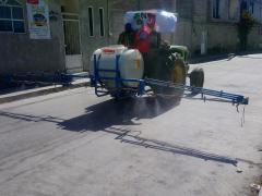 Mismo tractor, pero desde otra perspectiva, sobre él dos hombres que manejan la unidad. Fotografía: San Lorenzo Tlalmimilolpan