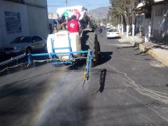 Espalda del tractor; se observa como la huella del sanitizante deja un arcoíris. Fotografía: San Lorenzo Tlalmimilolpan