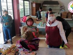 Ciudadana muestra bolsa de frijoles a la cámara.