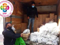 Camión con cajas de alimentos y leche en caja.