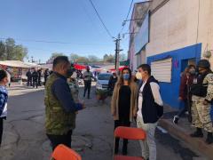 Mauricio Alberto Cid Franco y Rosa Lizeth Huerta Suárez en la entrada del Tianguis de los martes. Fotografía: 