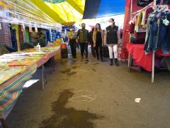Mauricio A. Cid y Rosa L. Huerta recorren pasillos del tianguis II.