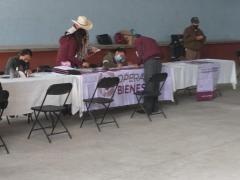 Servidores de la Patria en mesas de entrega de apoyos. Fotografía: Isaías Hernández Rosales.