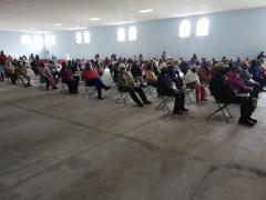 Personas de la tercera edad esperan sentadas dentro del Auditorio Ejidal de Jaltepec. Fotografía: Isaías Hernández Rosales.