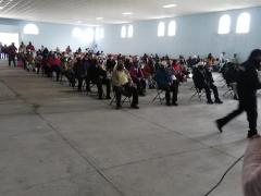 Personas de la tercera edad esperan sentadas dentro del Auditorio Ejidal de Jaltepec III. Fotografía: Isaías Hernández Rosales.