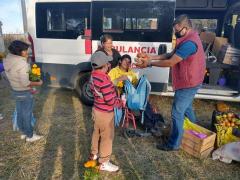 DIF municipal de Teotihuacán entrega fruta de mega ofrenda a comunidades vulnerables.