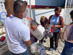 Entrega de despensas a adultos mayores. Facebook DIF Municipal Acolman.