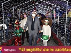 Encendido del árbol navideño en el Jardín central de Teotihuacan.