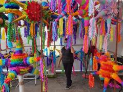 Piñatas en Bazar Navideño 2021. Facebook Gobierno Municipal de Acolman.