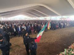 Escolta de policías rinde honores a la bandera . Fotografía: Gobierno Municipal de Acolman 2022-2024