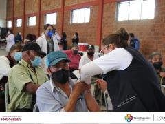 Enfermera inocula a un hombre de la tercera edad. Fotografía: Gobierno Municipal de Teotihuacán.
