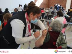 Enfermera inmuniza a mujer de la tercera edad. Fotografía: Gobierno Municipal de Teotihuacán.
