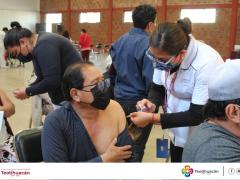 Enfermeras inyectan a personas de la tercera edad. Fotografía: Gobierno Municipal de Teotihuacán.