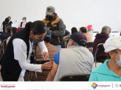 Enfermera inyecta a hombre de la tercera edad II. Fotografía: Gobierno Municipal de Teotihuacán.